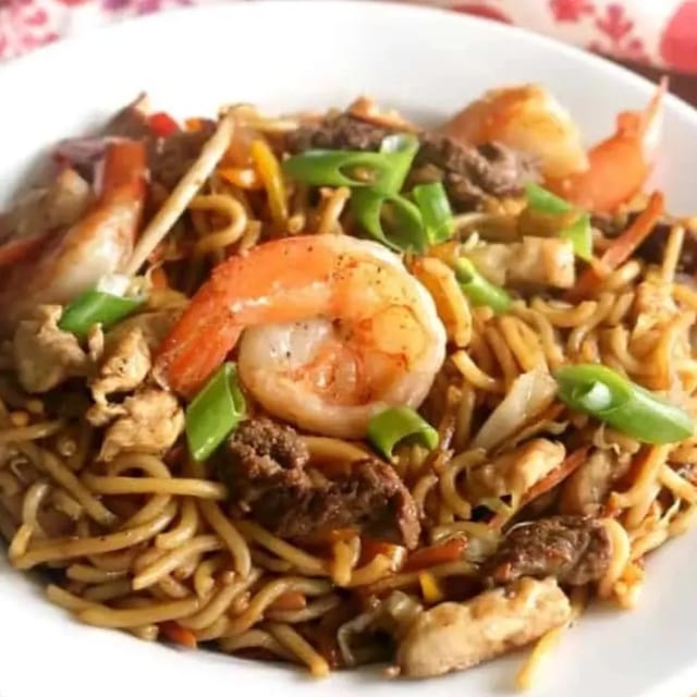 House Combo Lo Mein Noodles.